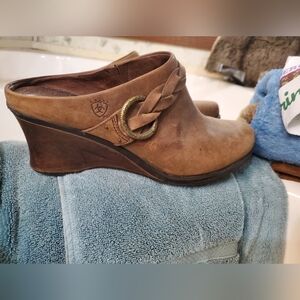 Ariat Women's Tan Wedge Mules